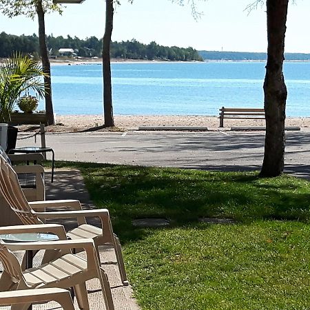 Balm Beach Resort And Motel Exterior photo